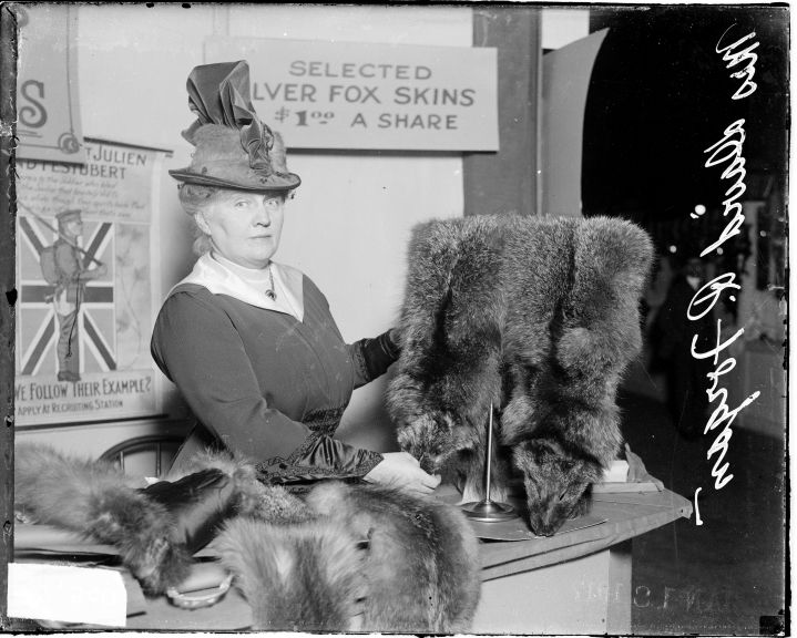 Aggie Kerr Forgan at a 1913 fundraiser. Image source: Chicago Daily News.