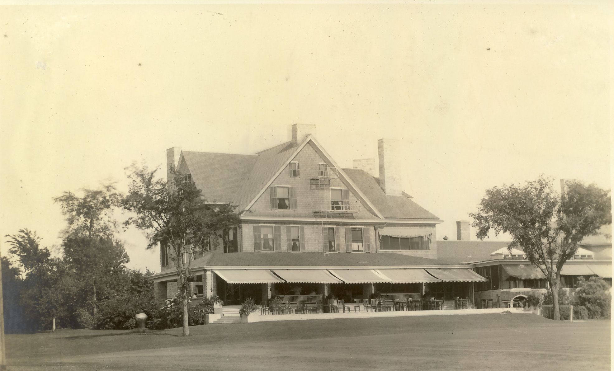 For over 25 years, Henry Ives Cobb’s Shingle-style summer home served Onwentsia members as their first clubhouse, bolstered by additions such as a basement pool and locker room.