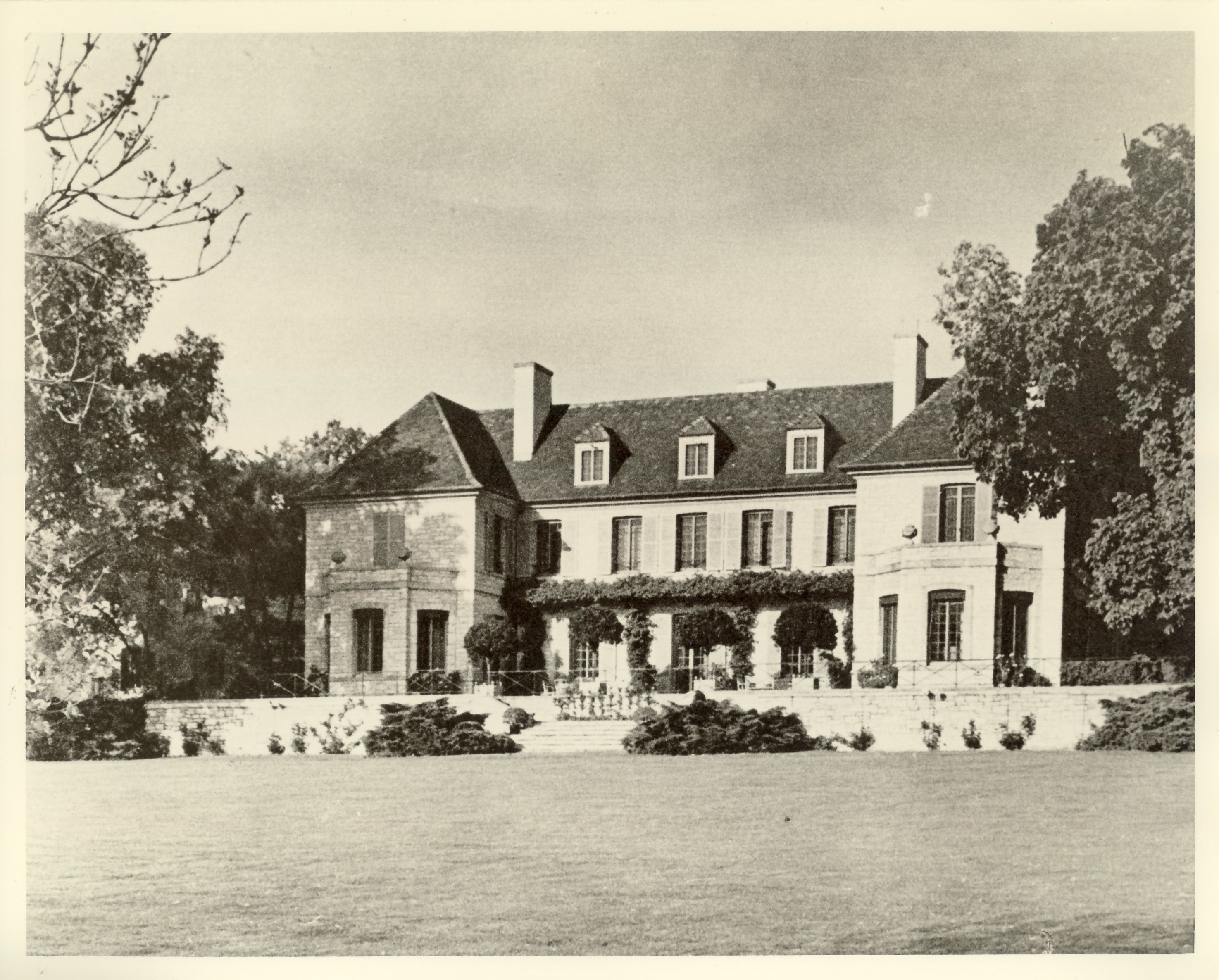 The house before the main entrance was moved to the east courtyard. Photographer: Paul Whiting, c. 1970.
