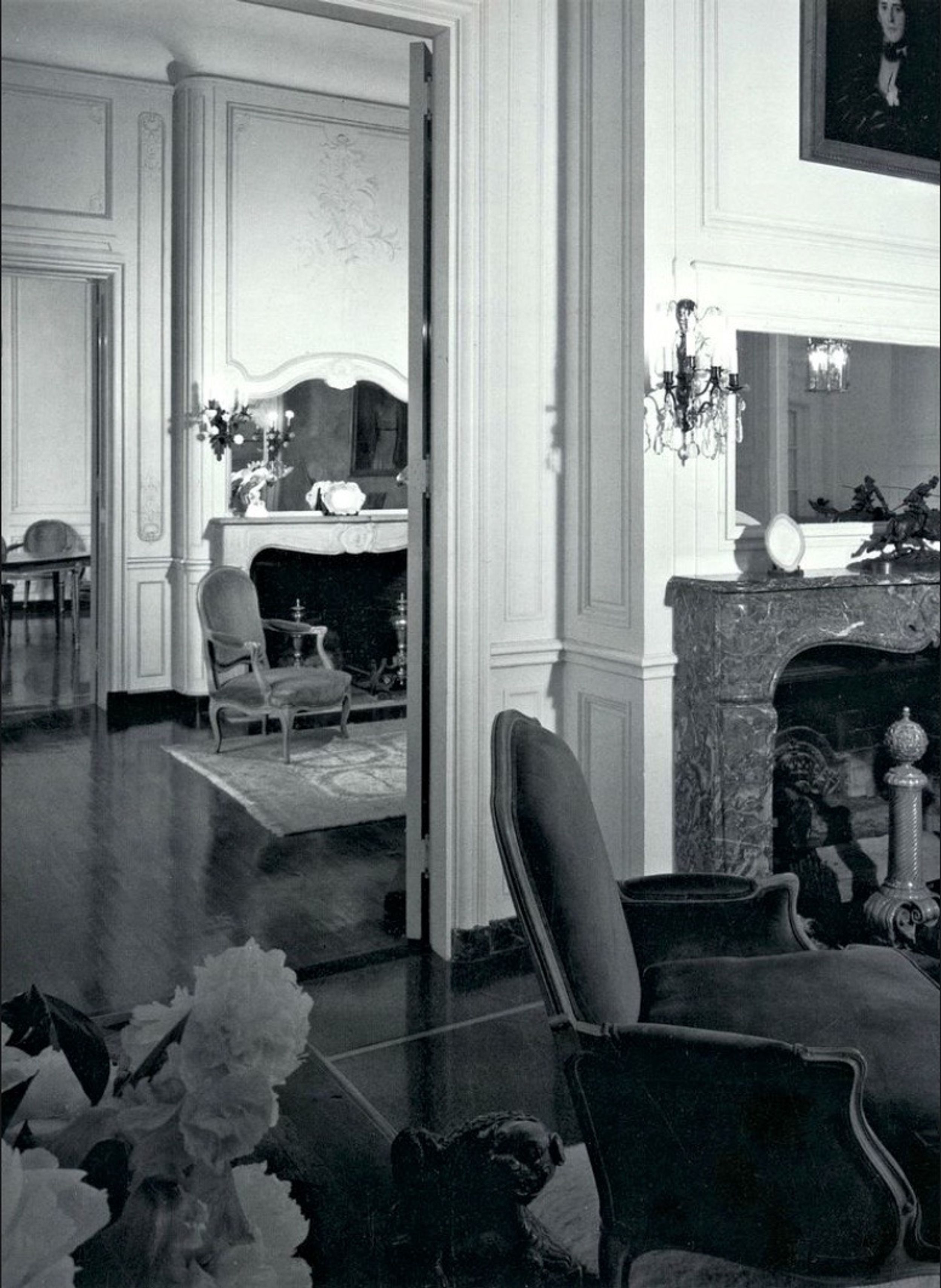 Living room through to music room. (Image courtesy of Ezra Stoller @ Esto.)