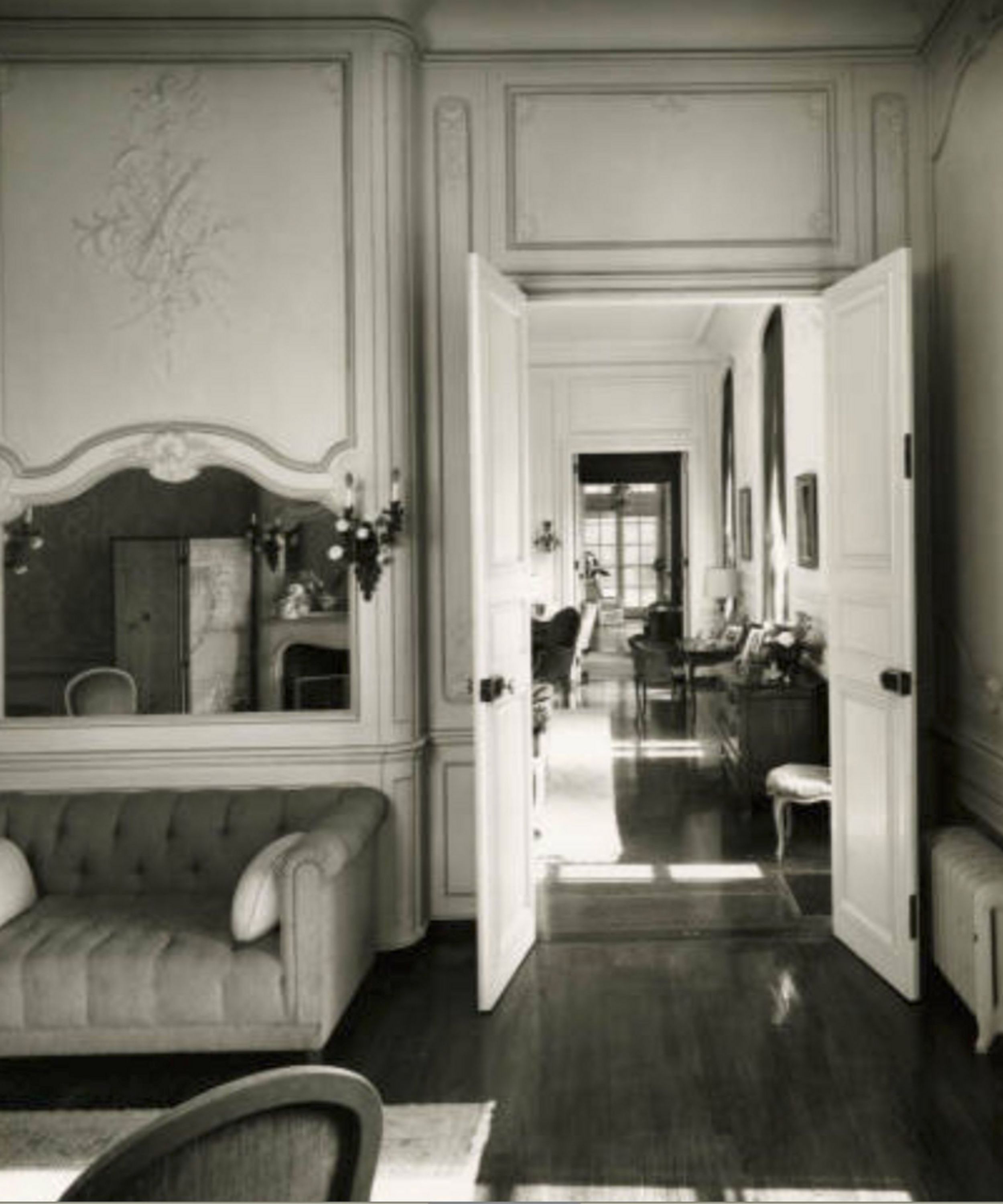 Music room through to living room. (Image courtesy of Ezra Stoller @ Esto.)