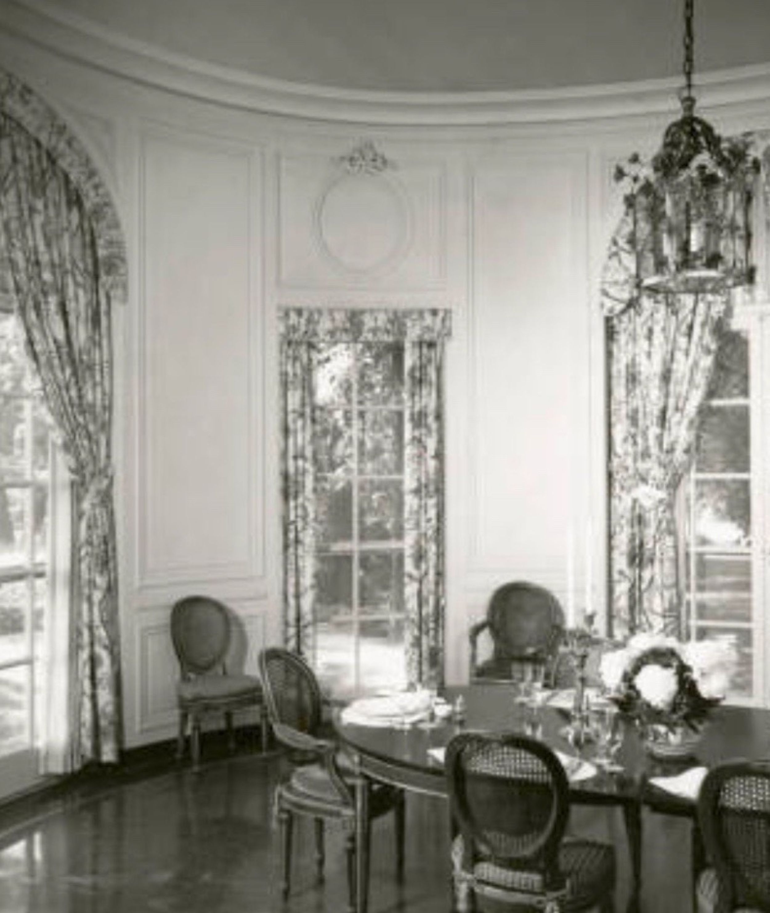 Oval dining room. (Image courtesy of Ezra Stoller @ Esto.)