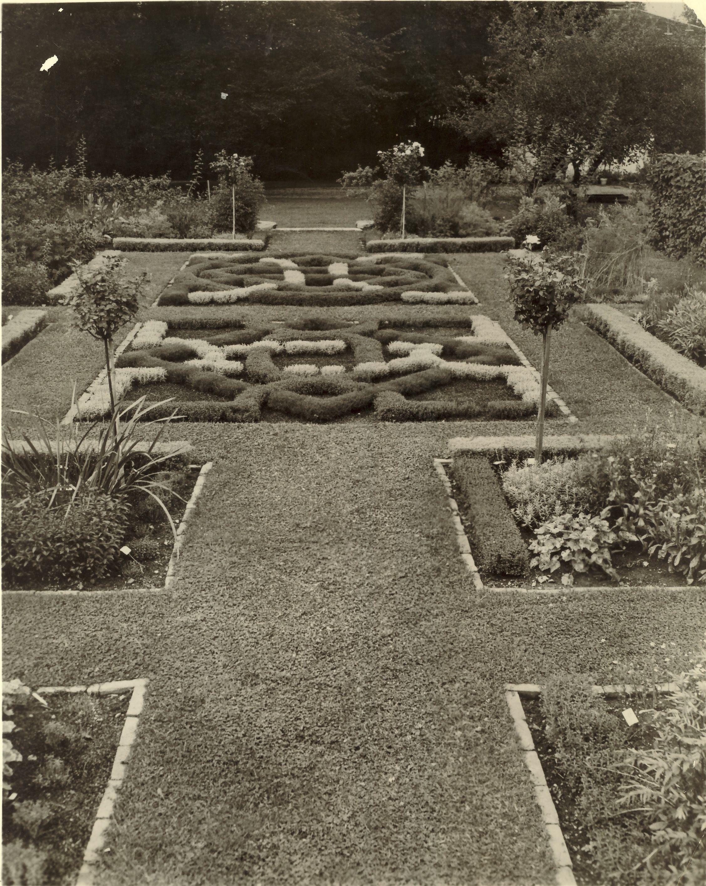 Edith Foster Farwell’s garden at her home at 160 East Onwentsia Road, pictured May 1968.
