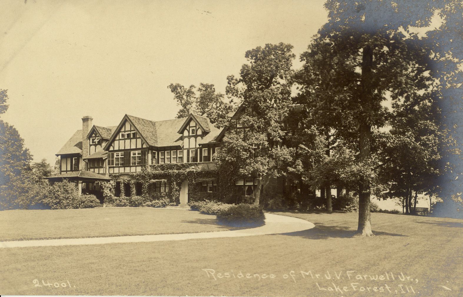 The contrast between Mellody Farm and the Elizabethan-style Ardleigh, designed in 1896 for the John V. Farwell Jr. family, showcases Heun’s range.