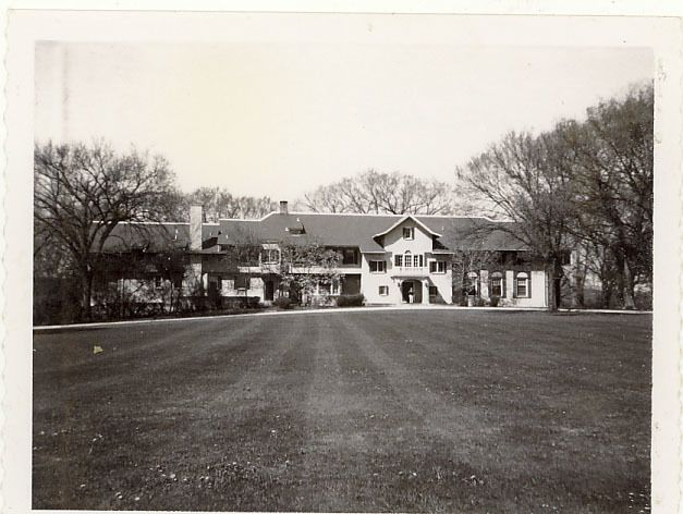 Those connections could be both familial or business. While Mellody Farm was still under construction just up Waukegan Road, Arthur Heun also designed a gentleman farm for J. Ogden Armour’s Armour & Co. colleague, Arther Meeker, near the corner of Waukegan and Kennedy roads. Arcady Farm is pictured here in 1962.