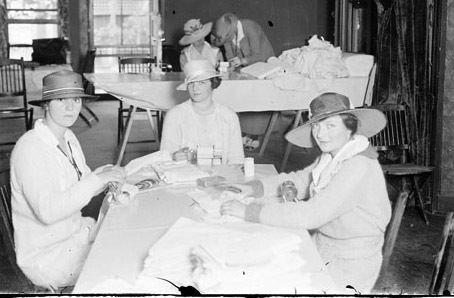 Ginevra King (left) Courtney Letts and Elizabeth Brockie rolling bandages in 1916 for soldiers in Europe. Image source: Chicago Daily News.