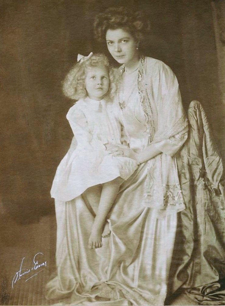 Countess Gizyski with her daughter, c. 1910. Felicia Leonora Gizyski (1905-1999).