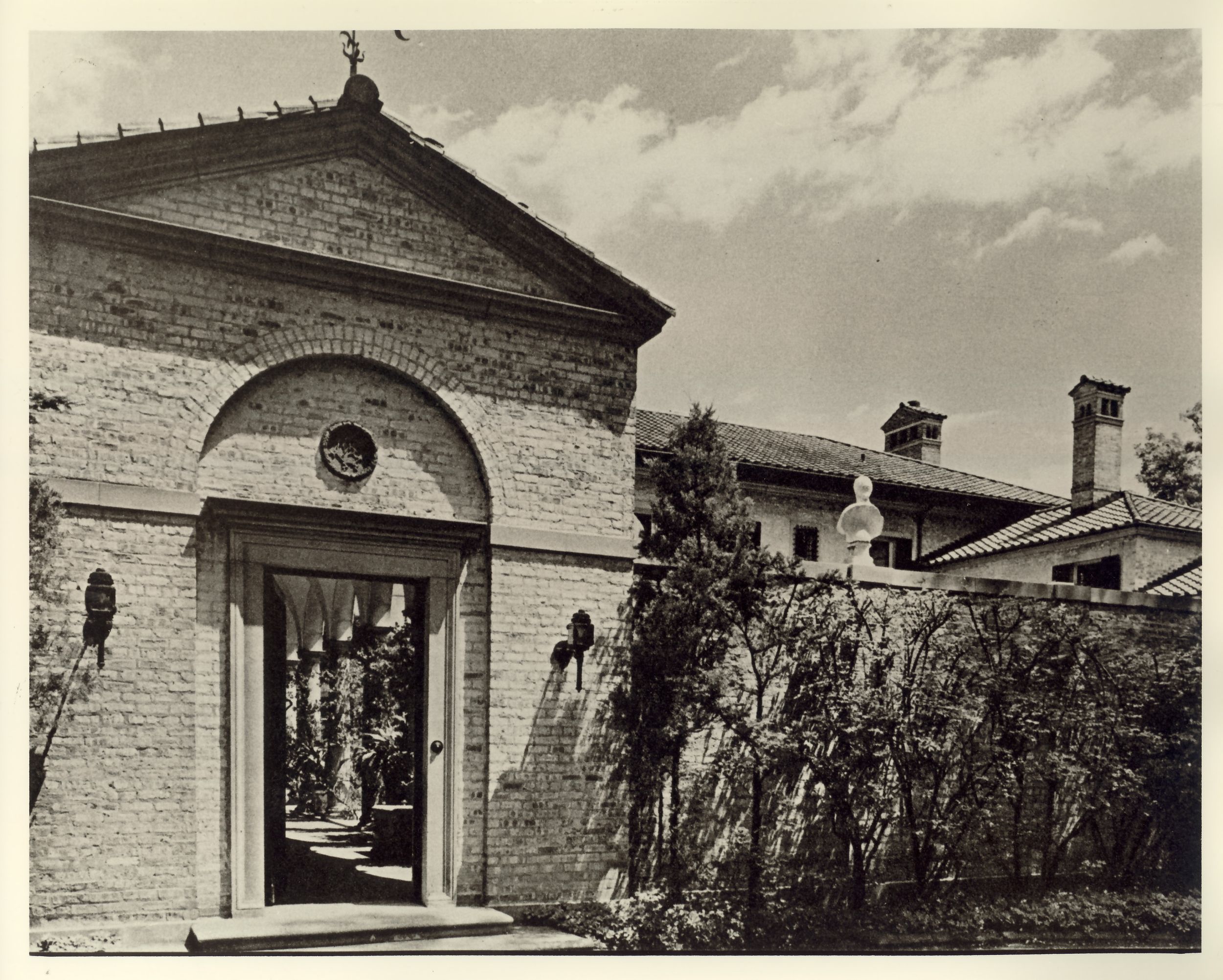 Lake Road entrance to the Pike house, c. 1970. (Plate 32 from David Adler by Richard Pratt, M. Evans and Co., 1970.)