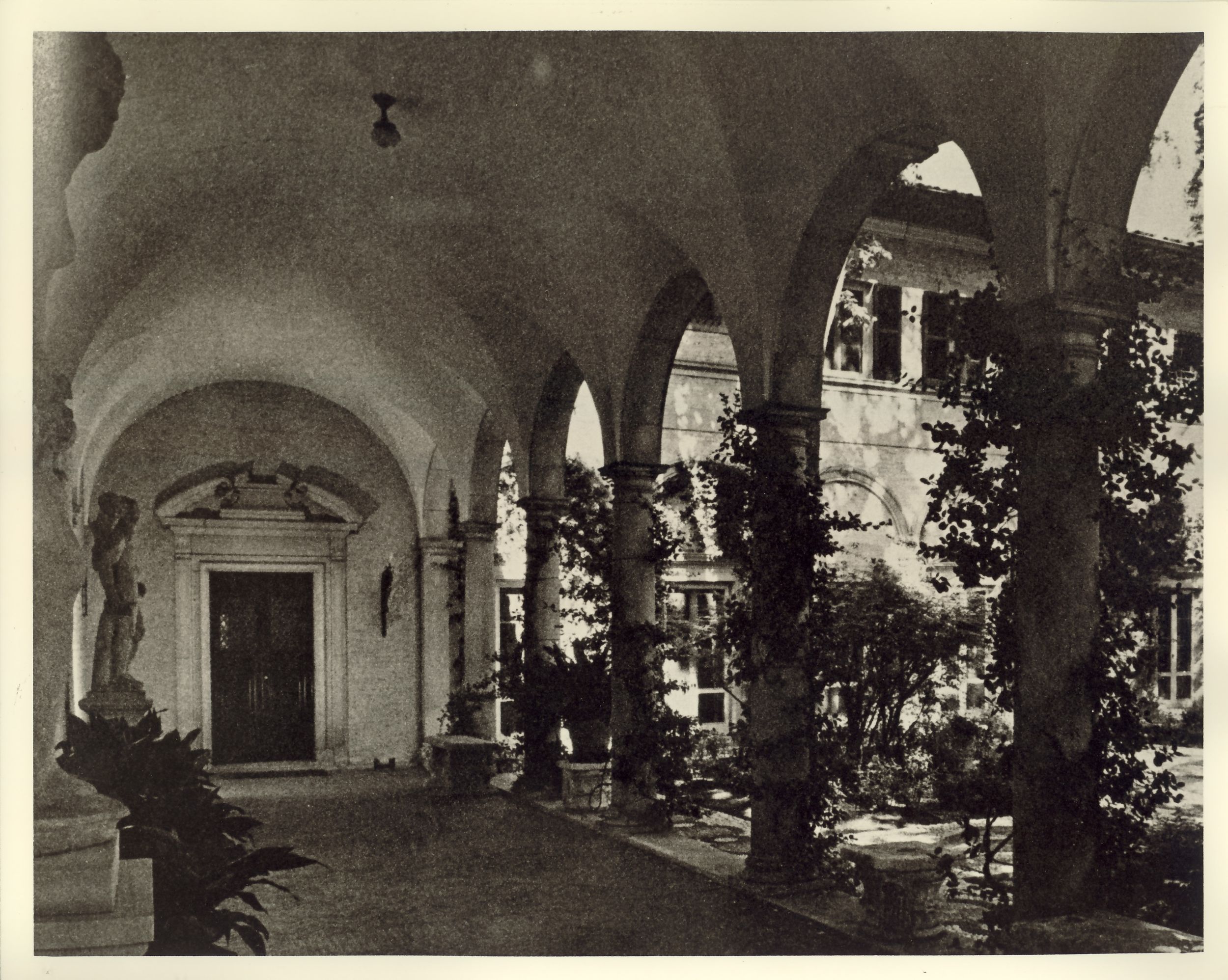 Cross vaulted loggia arcade along the entrance courtyard. (Plate 36 from David Adler by Richard Pratt, M. Evans and Co., 1970.)
