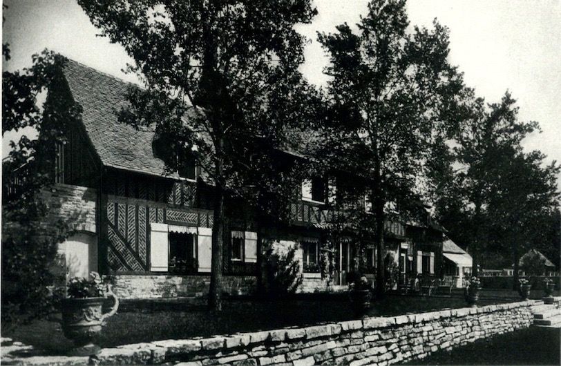 Side view of the garage. Image source: The Architectural Record: vol. 58, Nov. 1925, No. 5. Photograph by Henry Fuermann.