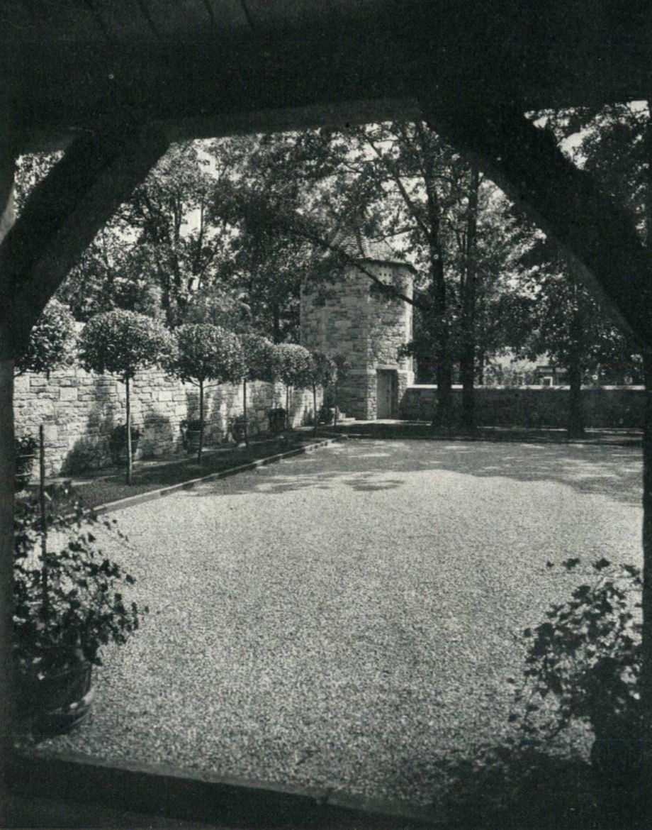 The courtyard from the garage The Nobel Judah house is celebrated for its walled entry courtyard north of the main house. The cobblestone was brought in from France. Image source: The Architectural Record: vol. 58, Nov. 1925, No. 5. Photograph by Henry Fuermann.