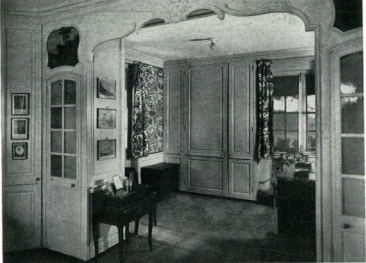 Interior of the garage, where the Judahs lived while the main residence was under construction. Image source: The Architectural Record: vol. 58, Nov. 1925, No. 5. Photograph by Henry Fuermann.