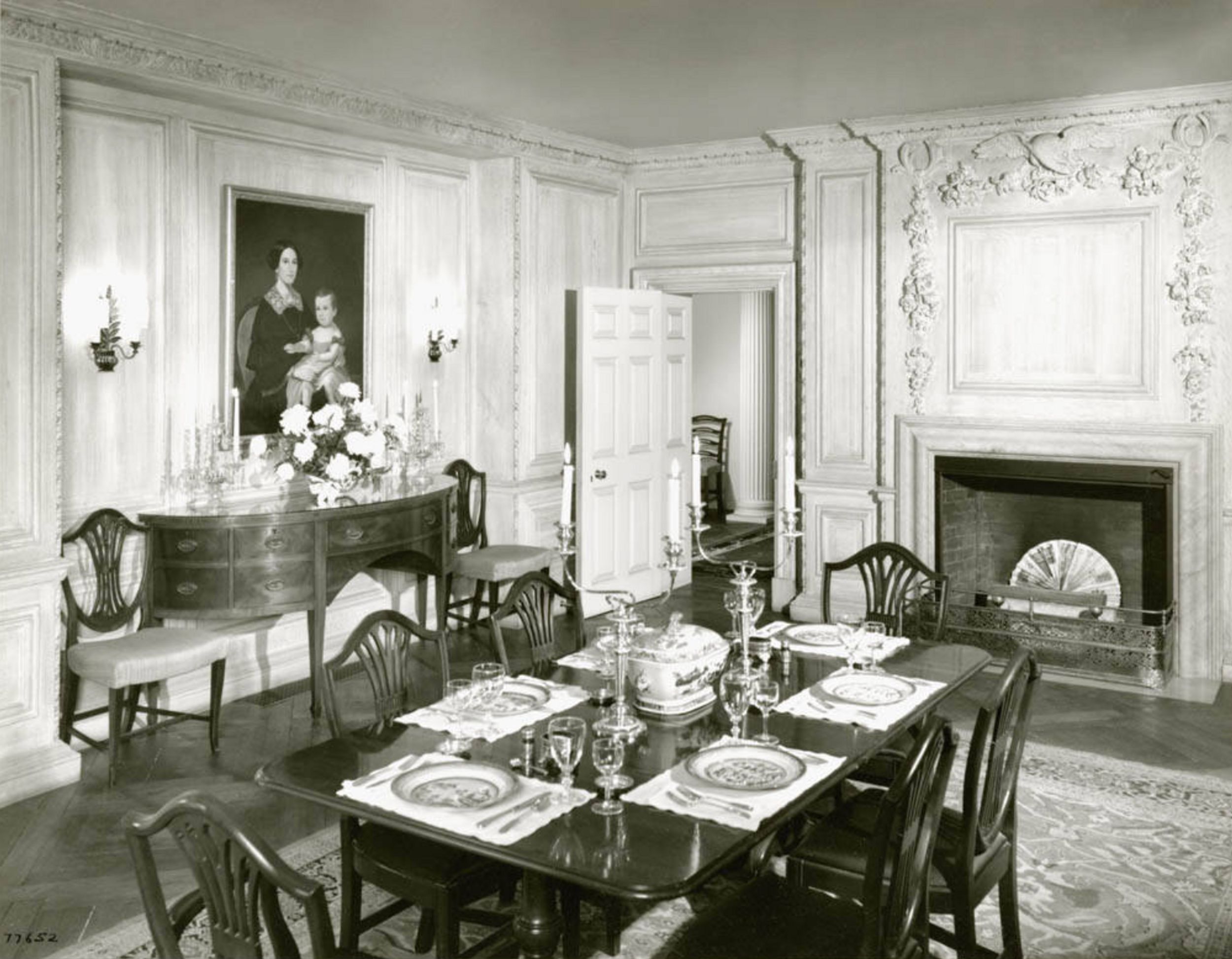 The Dining Room, c. 1970. Photographed by Ezra Stoller. Photograph courtesy of the Art Institute of Chicago, Ryerson and Burnham Archives.