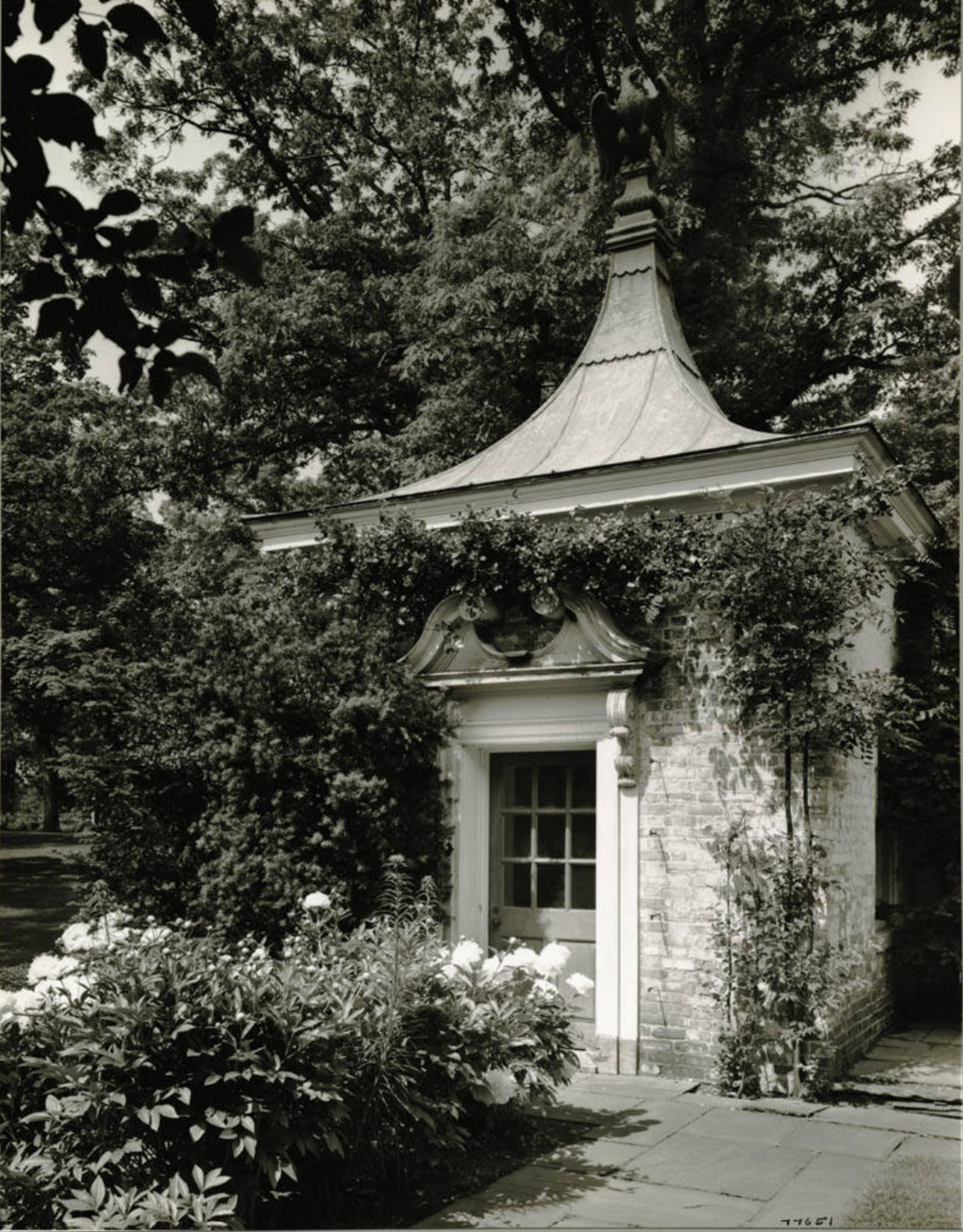 Garden house off the living room garden. Photographed by Ezra Stoller. Courtesy of the Art Institute of Chicago, Ryerson and Burnham Archives.