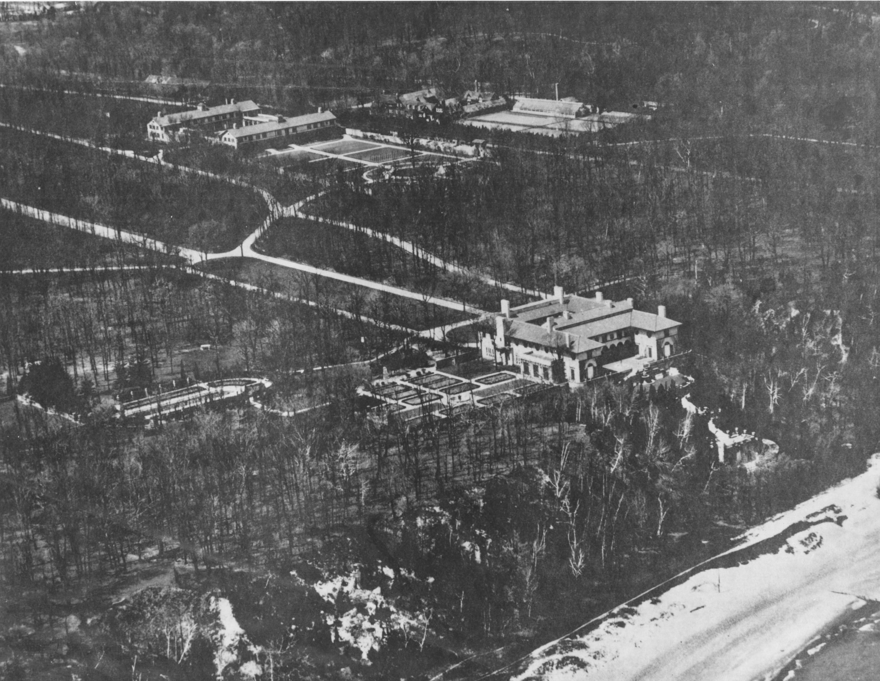 Aerial view of Villa Turicum house, grounds and outbuildings, 1931, looking northwest from Lake Michigan. Photograph by Chicago Aerial Photography Company.