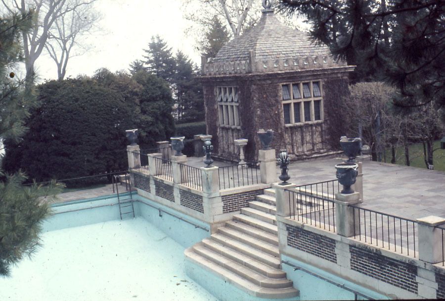 Pool during the estate's vacant period.