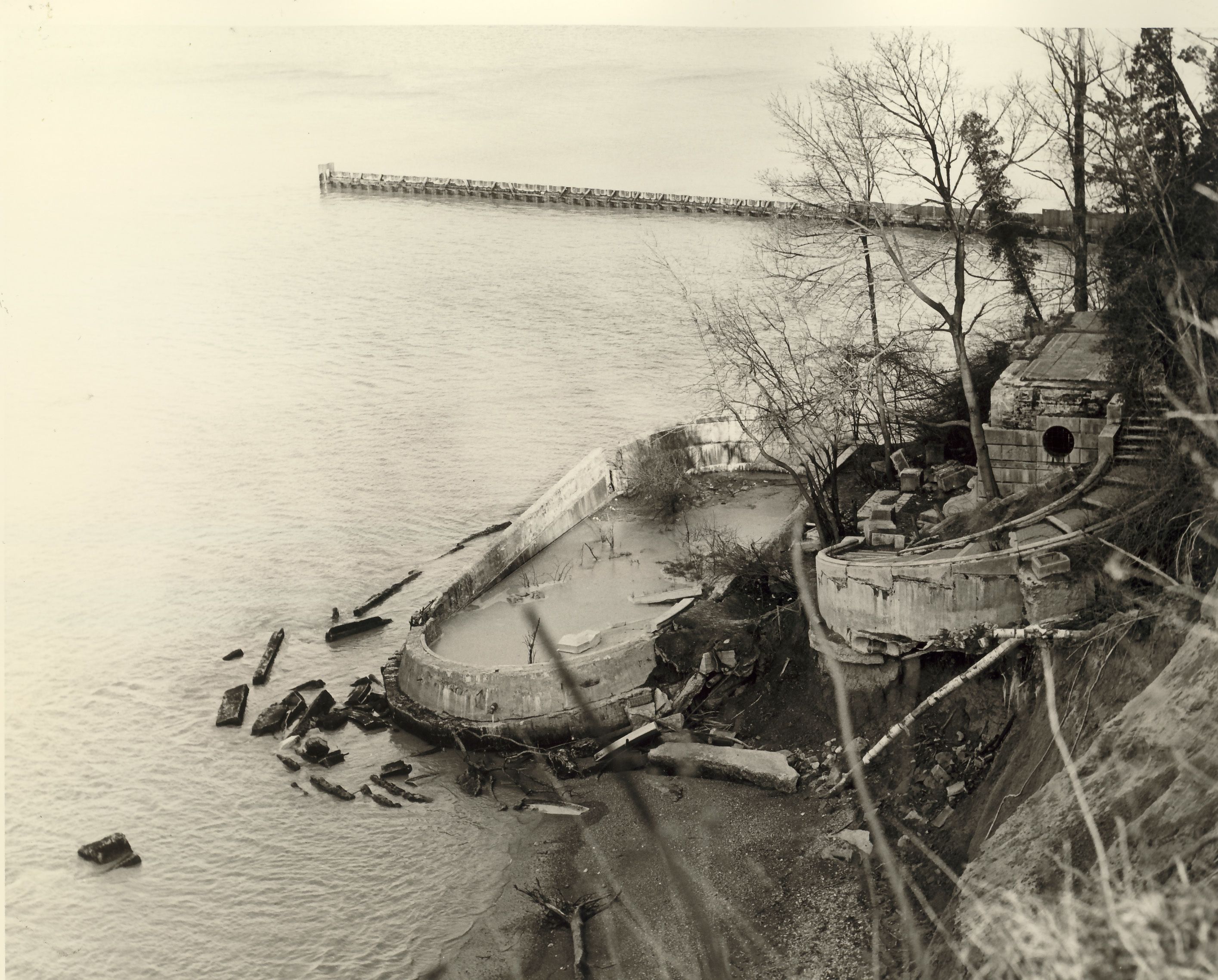 Erosion on the bluff at Villa Turicum, 1975.
