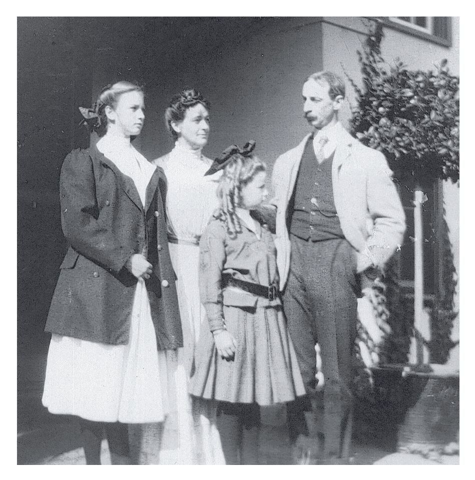 Evelyn, Frances, Howard, and Sylvia Shaw, c. 1907. Photograph courtesy of Shaw Family Ragdale Collection, Lake Forest College Library Special Collections.