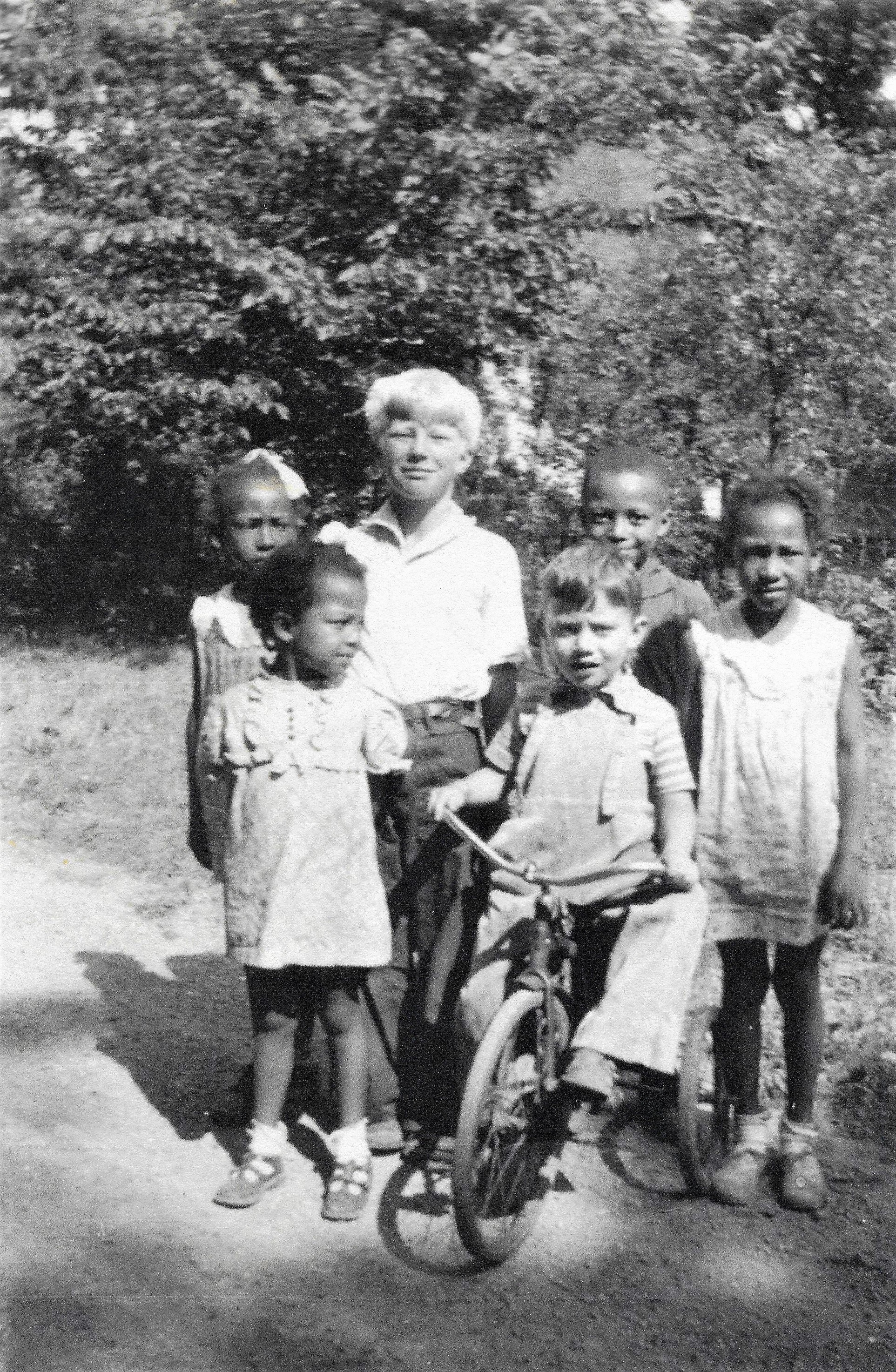 Bill MacMillan (on tricycle) with Billy Shearer (third from left) and the Pearson siblings, Ardell, Genevieve, Ivan, and Guynell. Image source: David Forlow