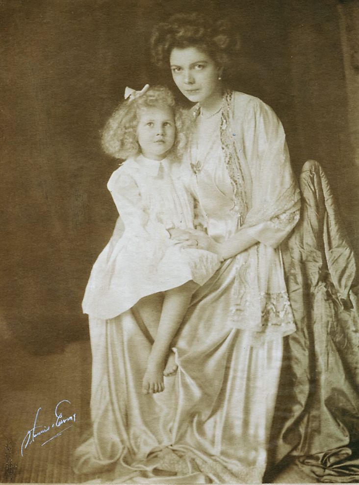 Countess Gizyski with her daughter, c. 1910. Felicia Eleanor Josephine Medill “Cissy” Patterson, Countess Gizyski (1884-1948). Felicia Leonora Gizyski (1905-1999).