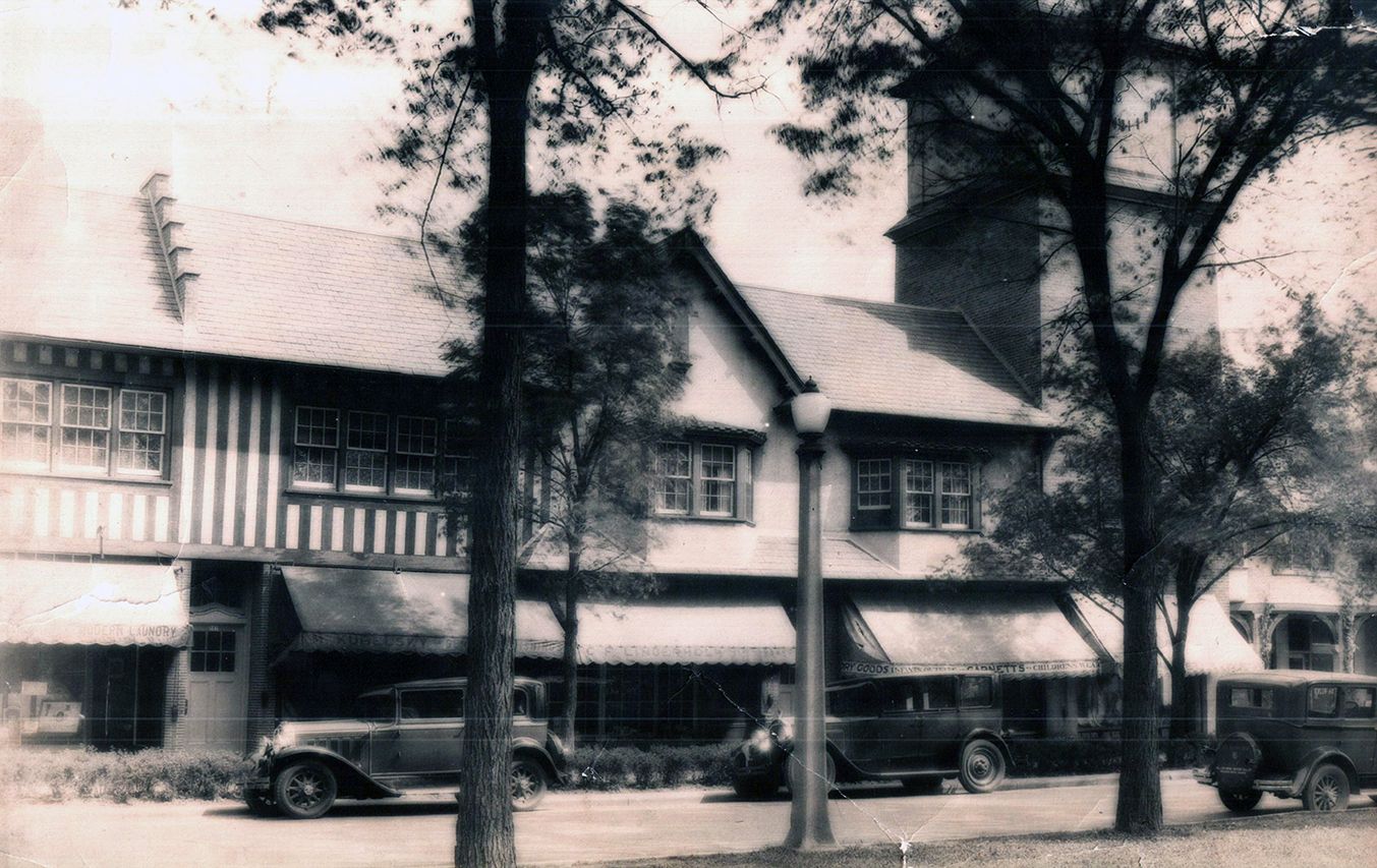 North end of Market Square, 1927. Visible are Modern Laundry; Mayer Kubelsky, clothier; C. F. Linderholm’s bakery; and Garnett & Co. dry goods.