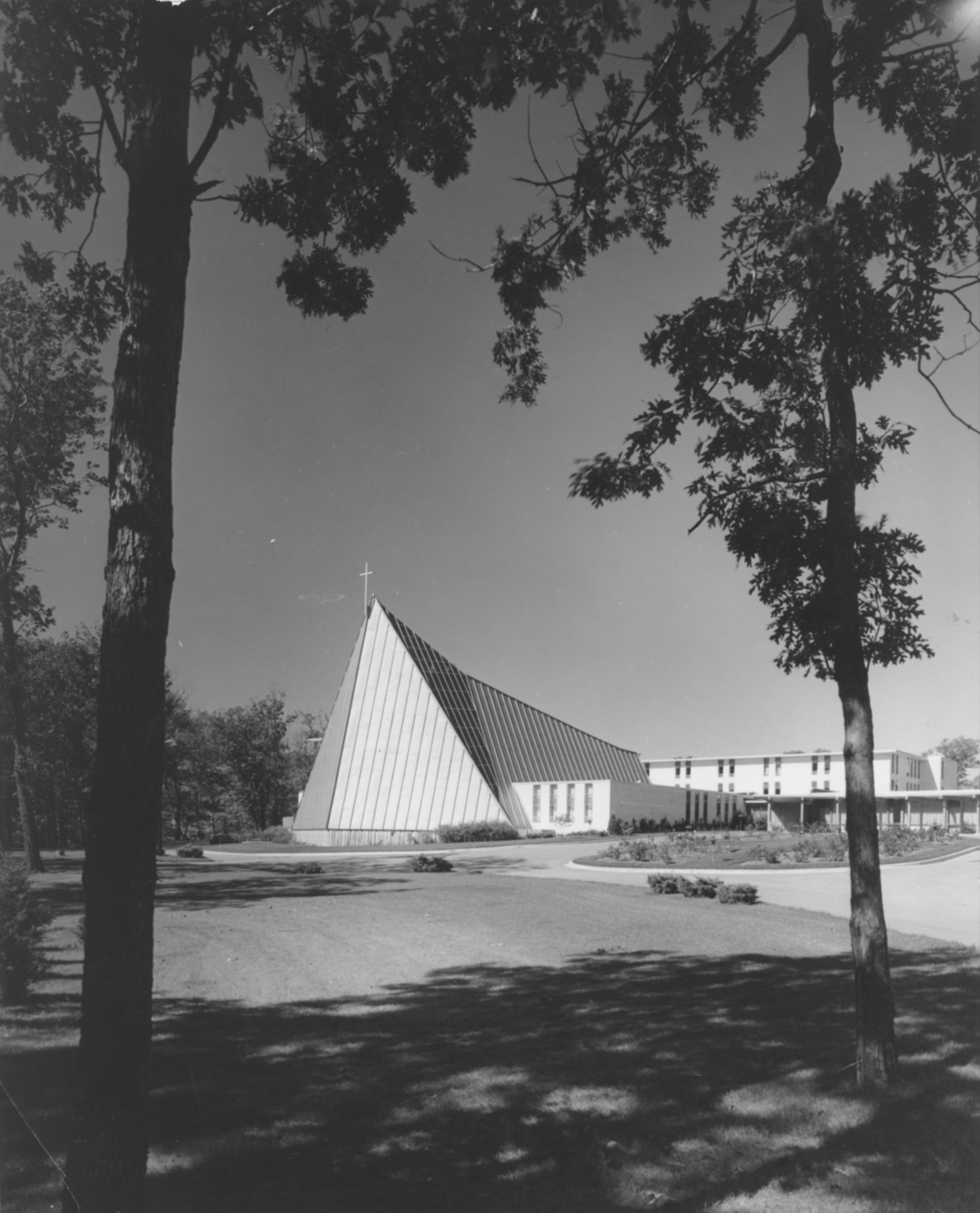 The 1961 mid-century modern chapel was designed by architects Loebl, Schlossman and Bennett.