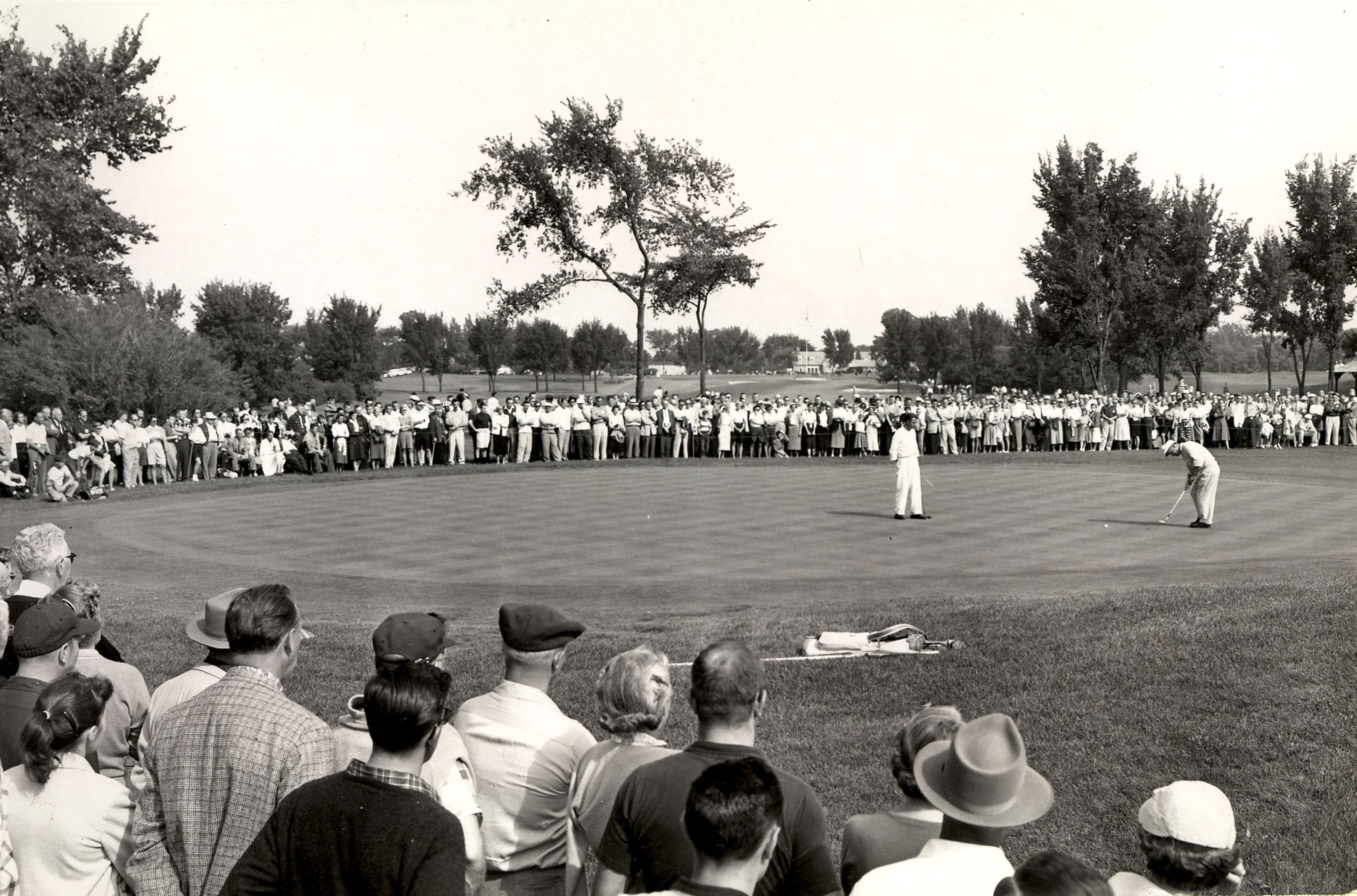 In September 1956, Knollwood played host to the 56th U.S. Men’s Amateur. Harve Ward won the tournament, defeating Ken Venturi in early rounds of match play and Charles Kocsis for the title. Pictured are Kocsis (putting) and Ward (looking on at left) during the second 18 holes of the final match.