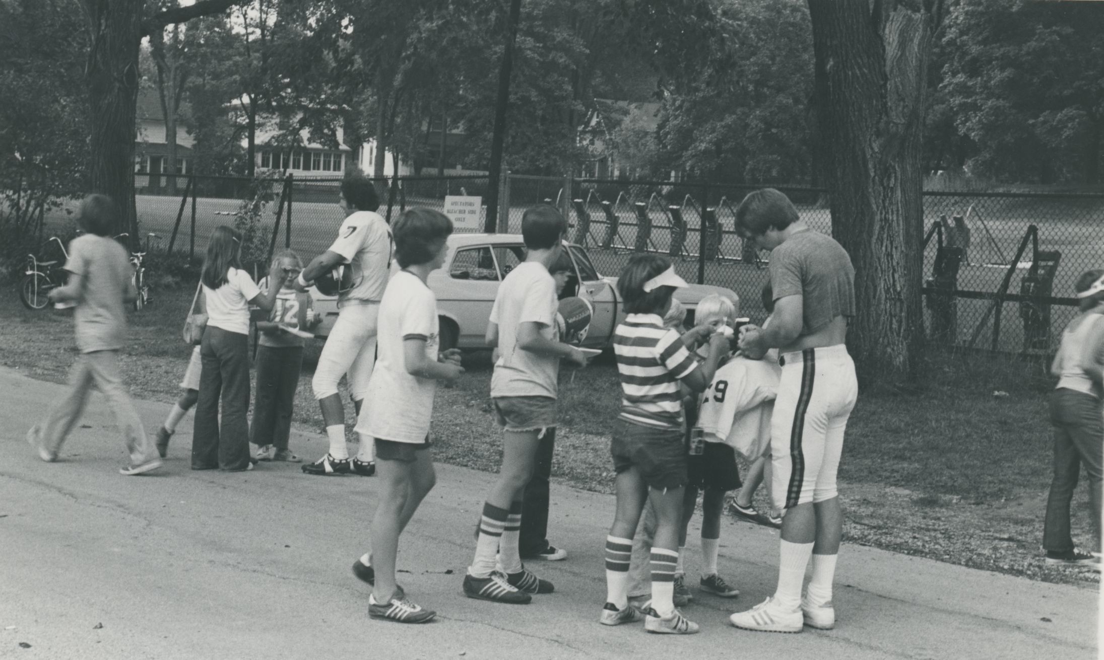 Kids waiting for autographs after a Bears practice, summer 1976. Image courtesy Lake Forest College Archives and Special Collections.