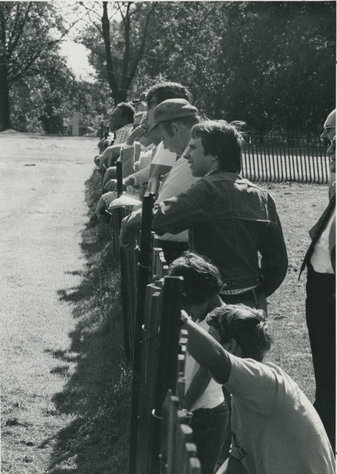 Fans young and old congregate along the fence for a glimpse of the Bears’ training session in the summer of 1977. Image courtesy Lake Forest College Archives and Special Collections.